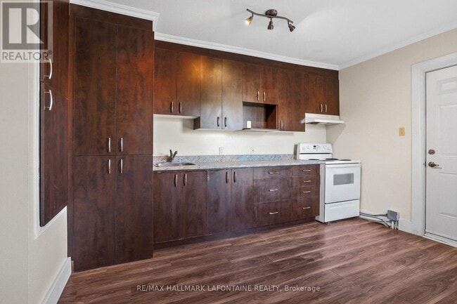 Building Photo - 340 MacKay St