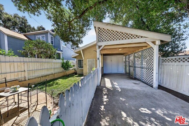 Foto del edificio - 6838 Haywood St