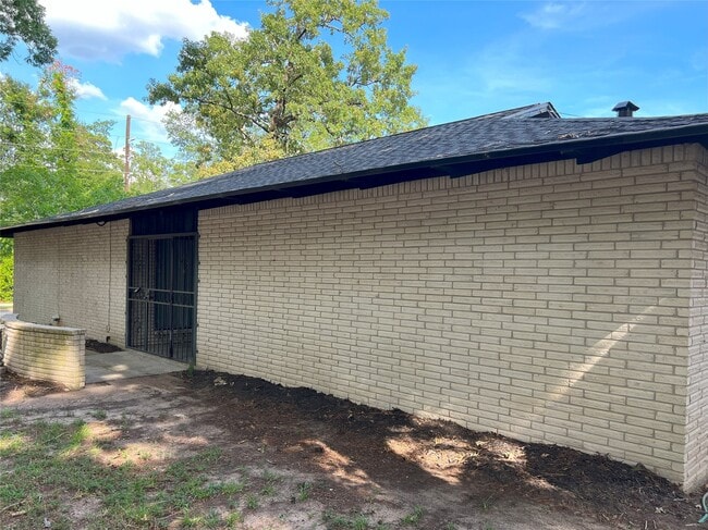 Building Photo - 401 Oakhill Dr