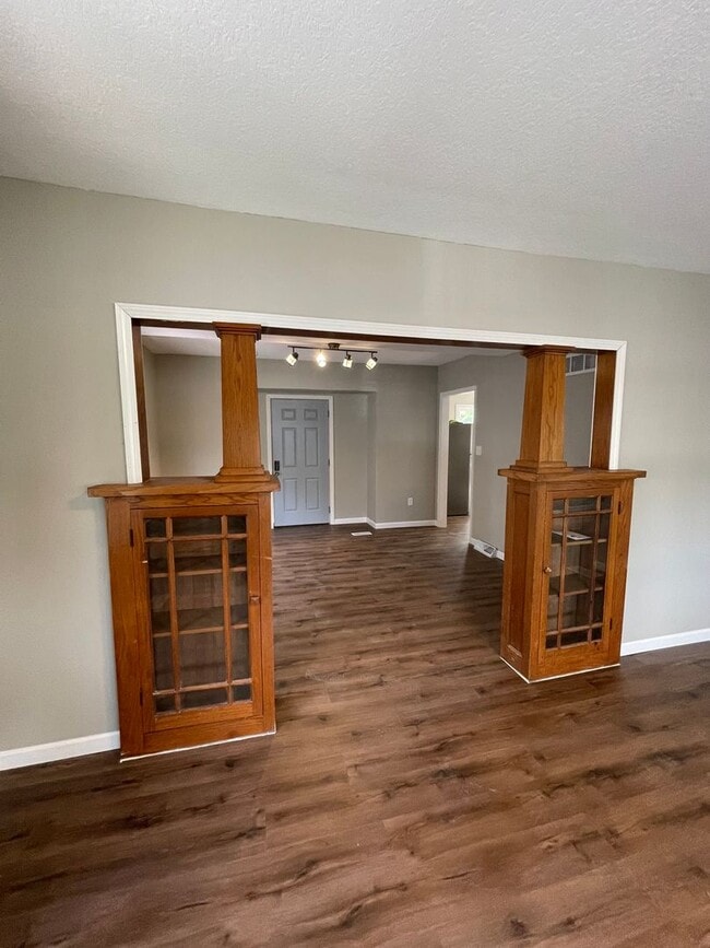 Building Photo - Charming 3 bedroom, 2 bathroom home in the...