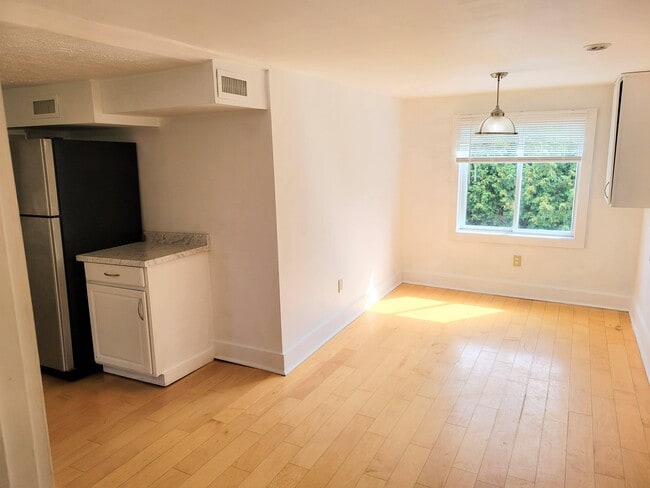 Dining area - 195 Hinesburg Rd