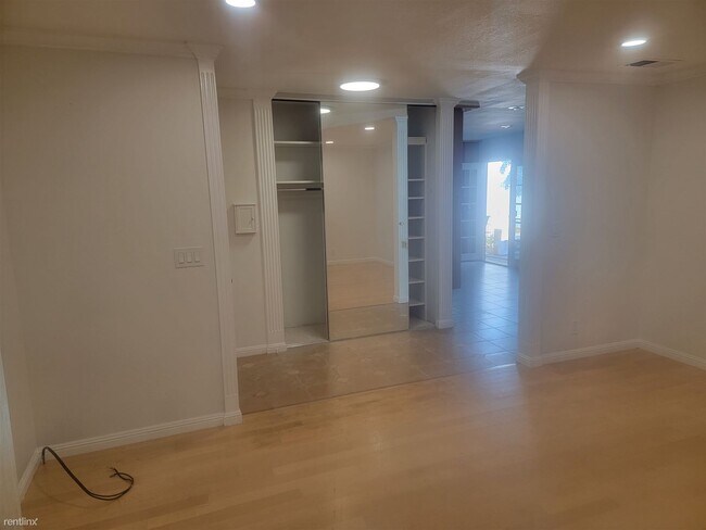 Building Photo - 2 br, 3 bath House - 820 West Sunnyoaks Av...