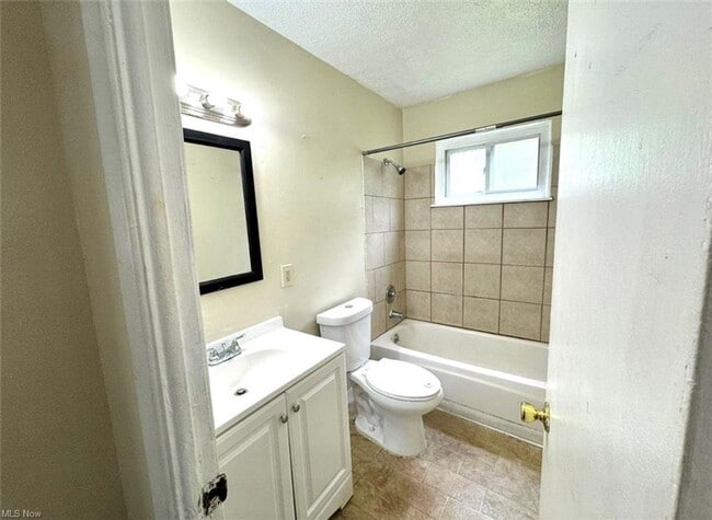 Building Photo - Charming 4 Bedroom Home