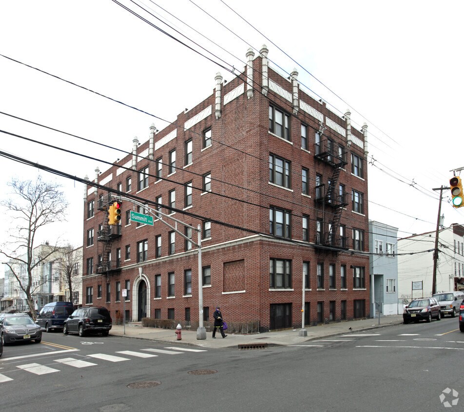 Building Photo - 995 Summit Ave