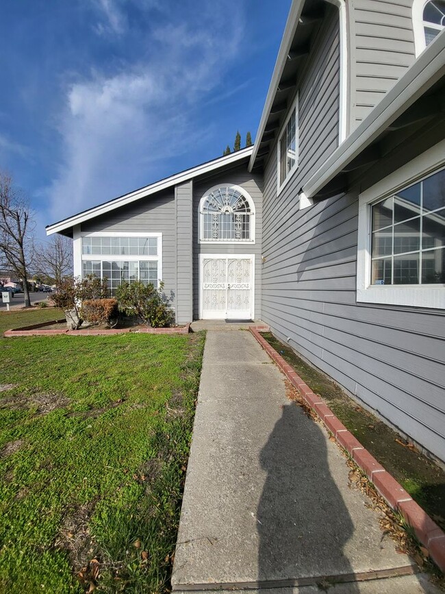 Foto del edificio - Beautiful home well maintained 4 Bedroom 3...