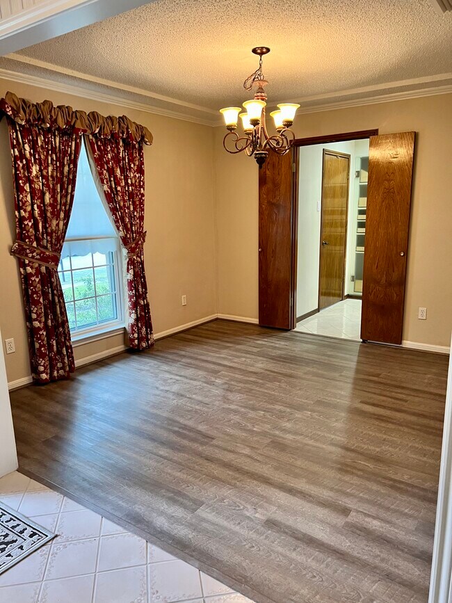 Foto del edificio - 1707 Mayflower Dr