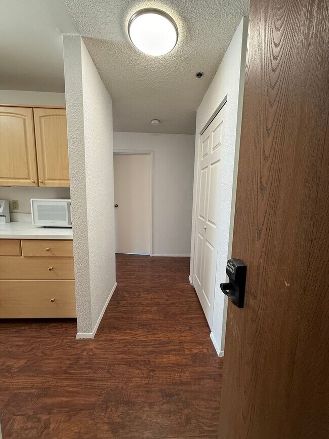 Building Photo - Beautifully maintained condo in the heart of Lynnwood!