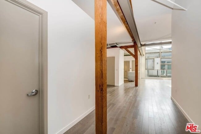 Building Photo - 527 Molino St