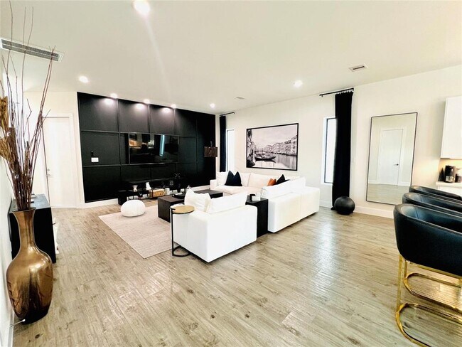 Foto del edificio - 2223 Padron Pl