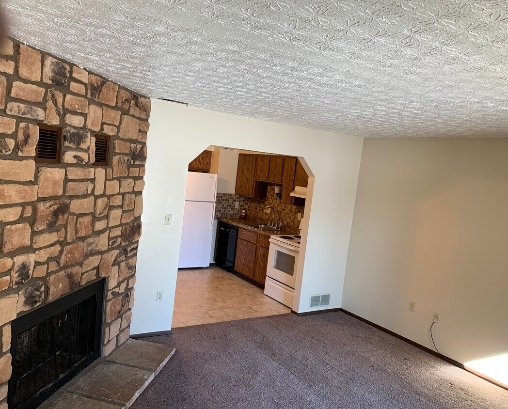 Family Room, Wood Burning fireplace - 5789 Pepperwood Ct