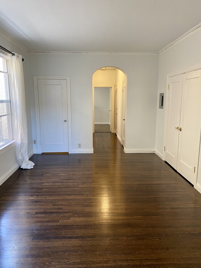 Living room with 2 closets - 1405 Bellevue Ave