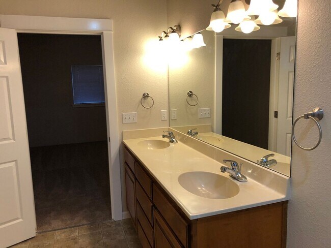 Foto del edificio - 2BED2BATH -2CARGARAGE, WASHER/DRYER HOOKUP, STORAGE, OWNER LANDSCAPE MAINTENANCE