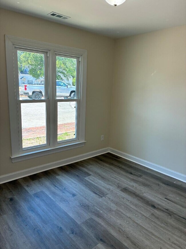 Building Photo - 1604 Pecan Ct N