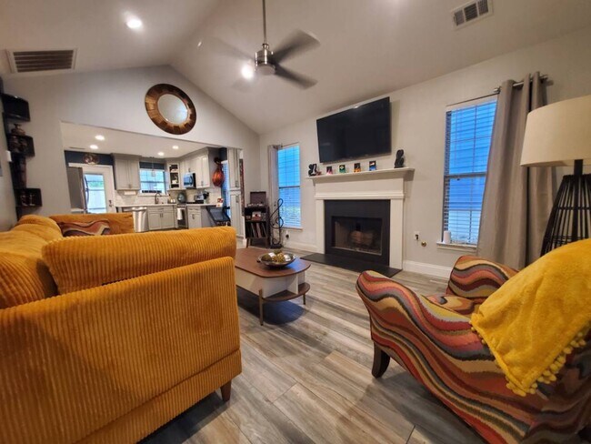 Foto del edificio - Beautiful 2-Bedroom, 2-Bath Townhome in Gated Community – Section 8 Welcome! Furniture Not Included!