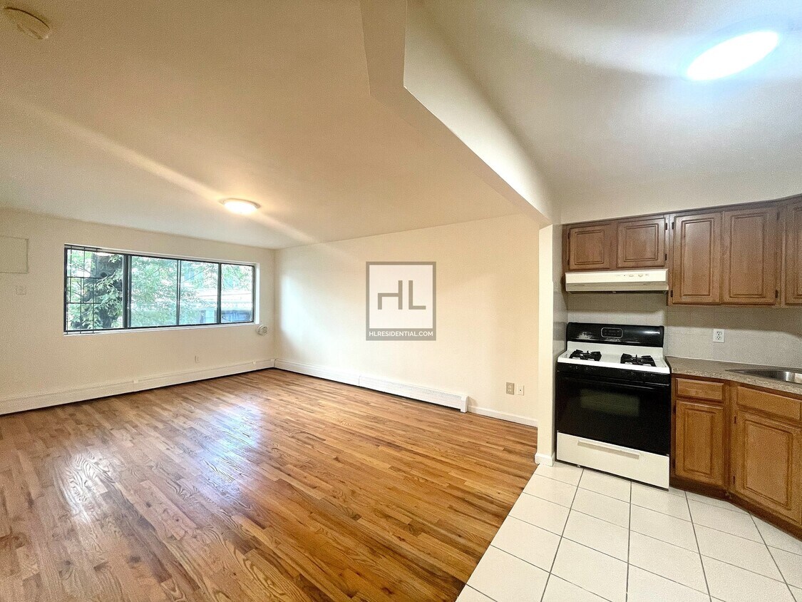 Building Photo - Spacious 3 Bed/ 2 Bath 69 STREET