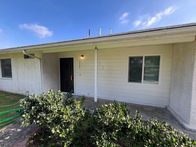 Building Photo - 3 Bedroom 1 Bath Riverside, Ca