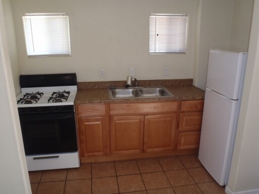 Building Photo - 831 N China Lake Blvd