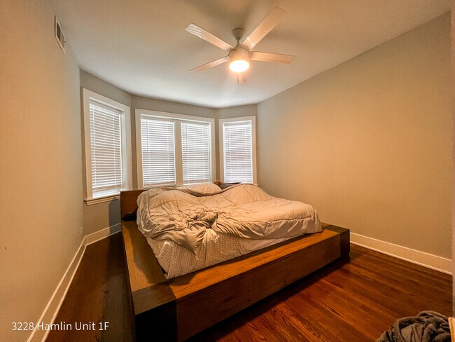 Foto del edificio - 3228 N Hamlin Ave