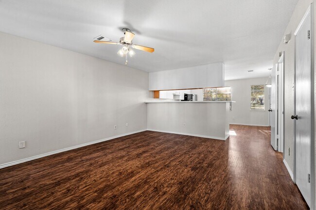 Foto del edificio - River Crossing ATX - Townhome - 2bd/2.5ba - W/D - Close to Downtown - $1395