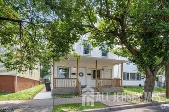 Building Photo - 272 Comstock St