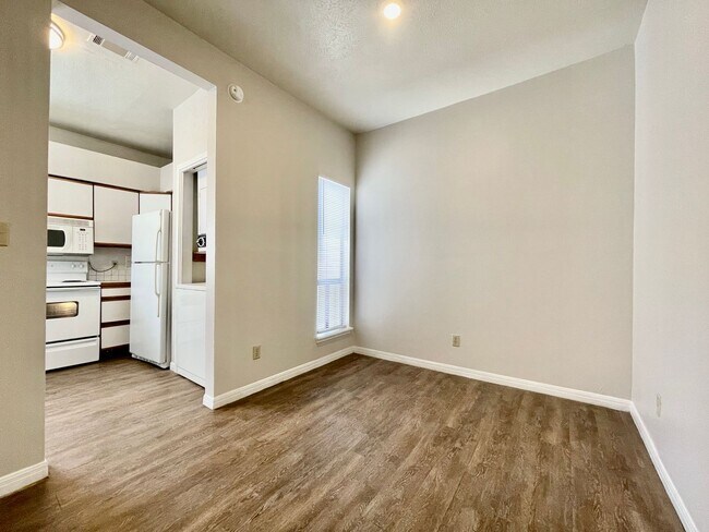 Foto del edificio - 2/2 Condo, Blocks from Campus and Downtown - Water and Trash Included!