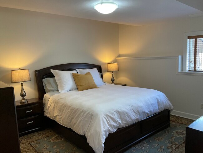 Chambre principale avec fenêtre - 2013 Capistrano Dr