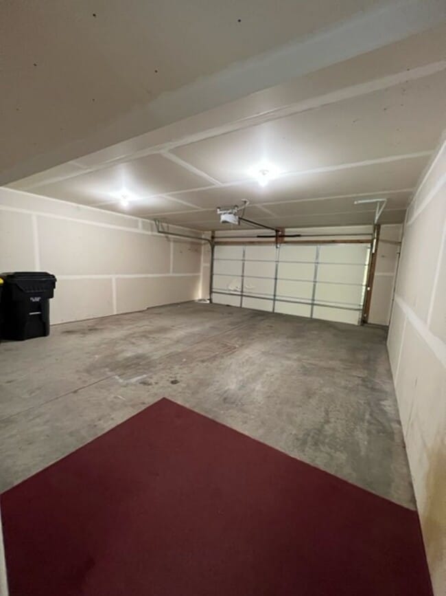 Building Photo - BEAUTIFUL & SPACIOUS 4 BEDROOM/2.5 BATH DU...