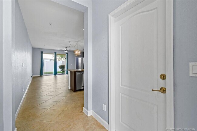 Building Photo - 9524 SW Otter Ln