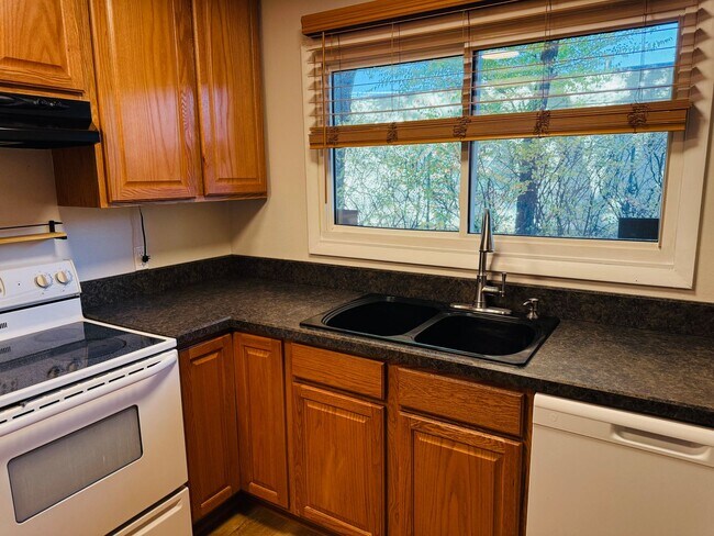 Foto del edificio - West End Condo with Deck, Central AC and community pool