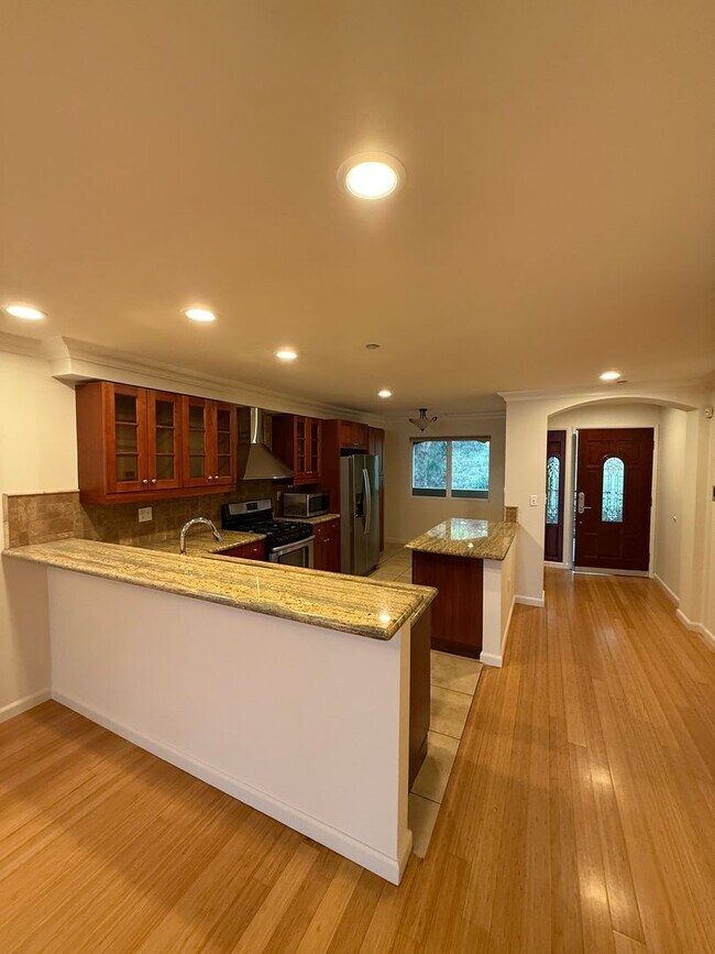 Foto del edificio - Beautiful Spacious 2 Bedroom/2 Bath Condo