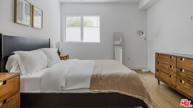 Foto del edificio - 1130 N Orange Dr