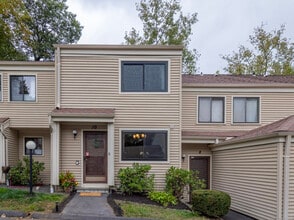 Building Photo - 10 Idlewood