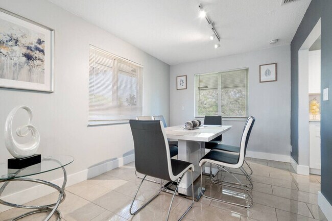 Foto del edificio - Roxana's 3BR/2BA w/ Modern Interior & BBQ ...