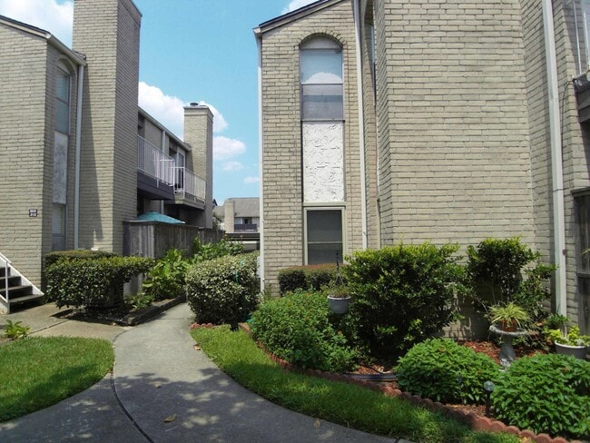 Building Photo - 2011 Spenwick Dr