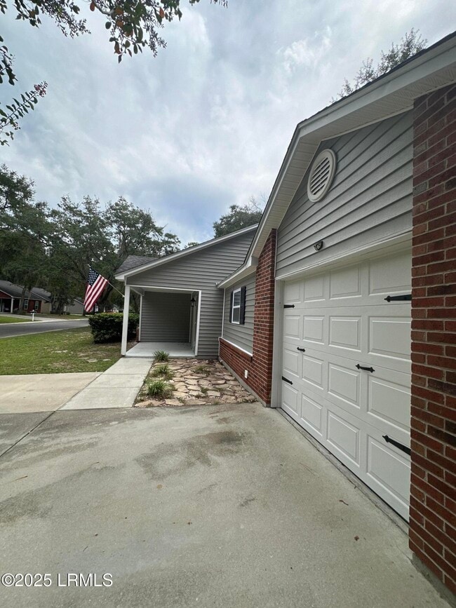 Building Photo - 8 Brindlewood Dr