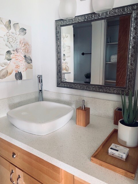 Beautiful sink feature and big mirror - 75 -5706 Kalawa St