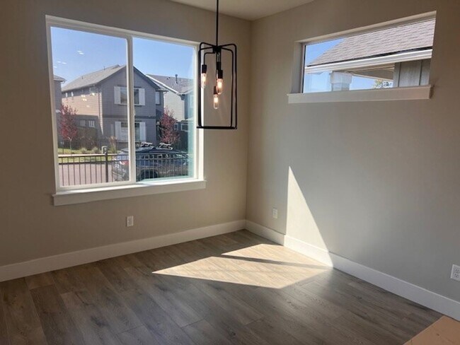 Foto del edificio - Newer Construction 3 Bedroom + Bonus Room ...