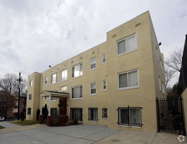 Building Photo - Chesapeake Street