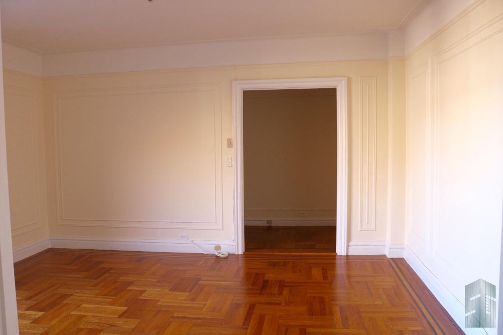 Foto principal - 278 E 238th St