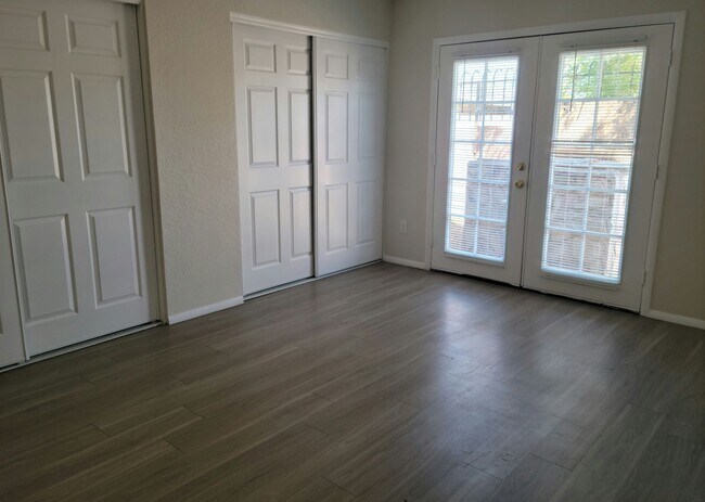 Foto del edificio - Clean 2 Bed 2 Bath Town home with private yard in Central Phoenix! Gated Community! Move-in Speci...
