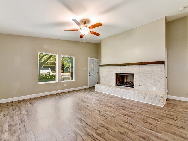 Building Photo - 3220 Oak Alley