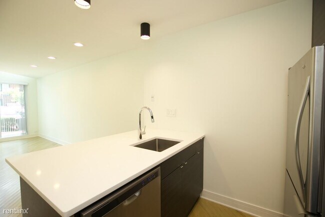 Building Photo - 1 br, 1 bath Condo - City Flats Chicago Fa...