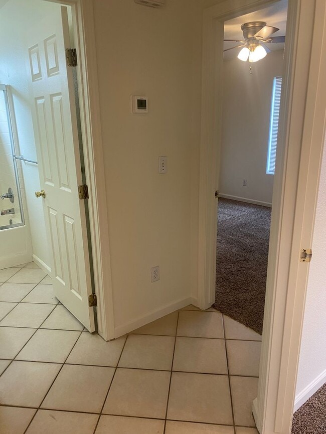 Building Photo - 4 bedroom 2 bathroom house in SE Visalia!