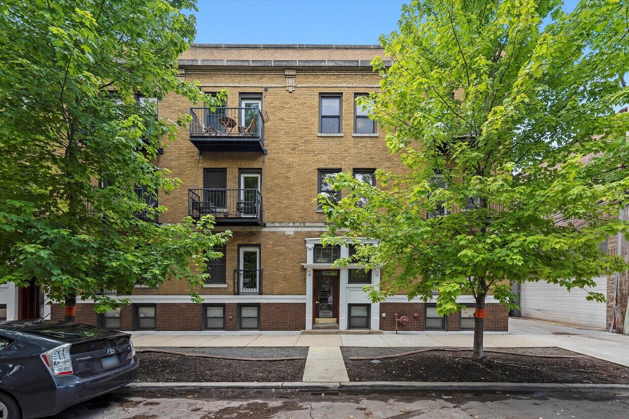 Foto principal - 1952 W Byron St