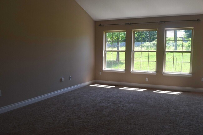 Building Photo - Gorgeous Split Foyer Home!