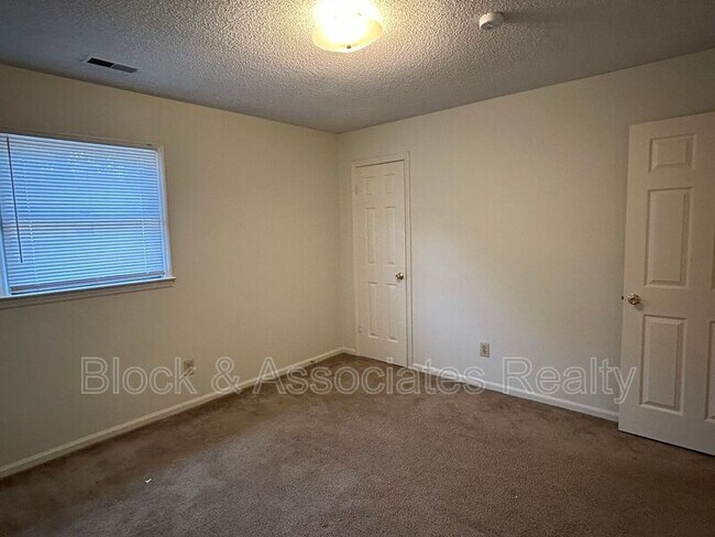 Building Photo - 601 Timberline Dr SE