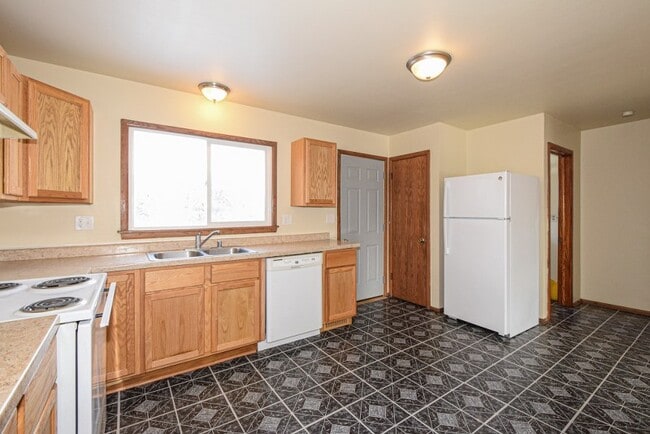 Kitchen - 8822 Corliss Ave