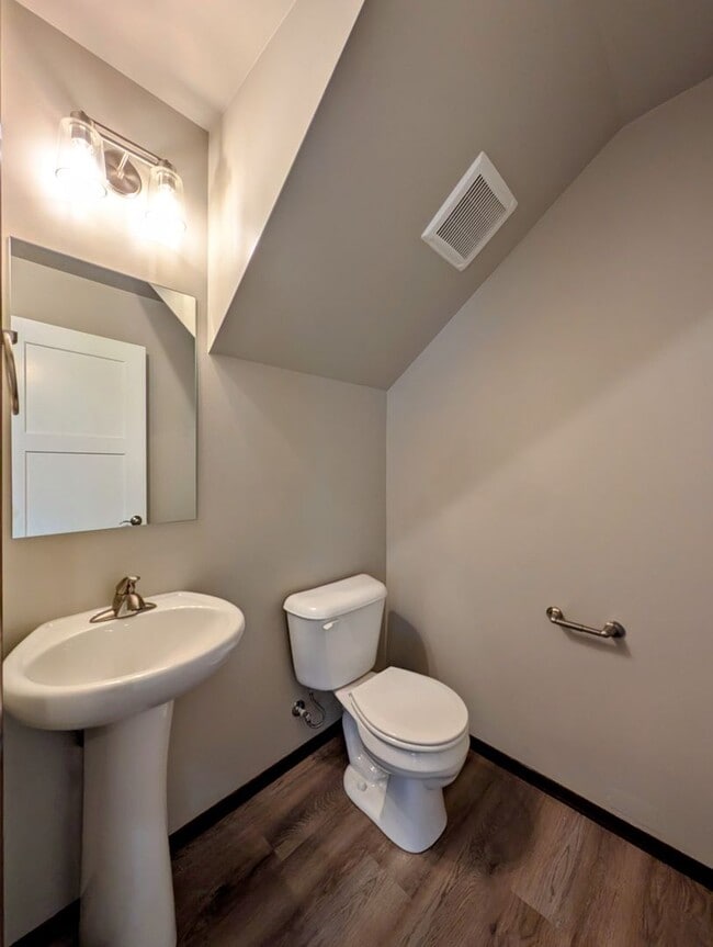 Building Photo - 3-Bed, 2.5-Bath Townhome w/ 2-Car Garage