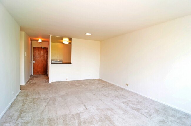 Building Photo - 555 W Cornelia Ave