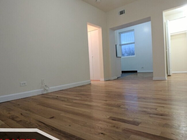 Foto del edificio - 2349 N Drake Ave